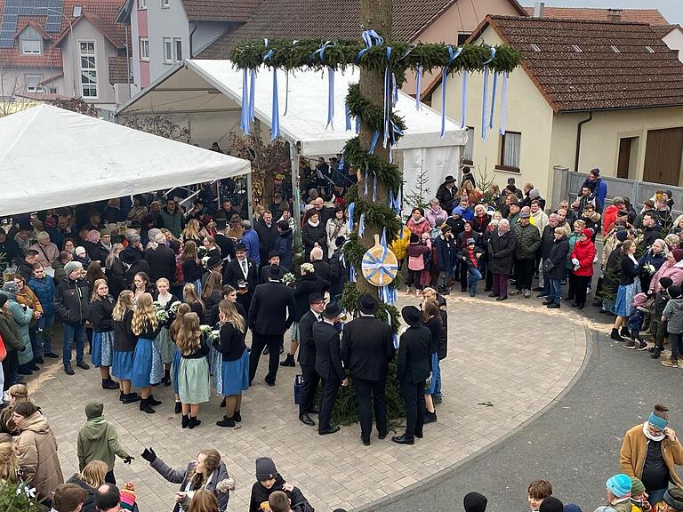Ein Streuselkuchen auf einem Holzbrett war am Planbaum zu sehen. Traditionell musste er bei einem Tanz 'geklaut' werden. Ein Streuselkuchen auf einem Holzbrett war am Planbaum zu sehen. Traditionell musste er bei einem Tanz 'geklaut' werden.