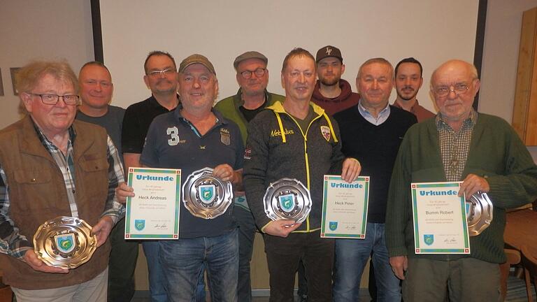 Die für langjährige Treue zum Sportanglerverein Gernach Geehrten stellen sich zum Erinnerungsbild dem Fotografen (von links): Reinhold Back (40 Jahre Mitglied), Michael Kobosil (Stellv. Vorsitzender), Matthias Schöpf (15 Jahre Mitglied), Andreas Heck (40), Roland Grau (15), Peter Heck (40), Michael Weilhöfer (15), Edwin Pohli (Vorsitzender), Jan Ziegler (15, Schriftführer), Robert Bumm (40). Die für langjährige Treue zum Sportanglerverein Gernach Geehrten stellen sich zum Erinnerungsbild dem Fotografen (von links): Reinhold Back (40 Jahre Mitglied), Michael Kobosil (Stellv. Vorsitzender), Matthias Schöpf (15 Jahre Mitglied), Andreas Heck (40), Roland Grau (15), Peter Heck (40), Michael Weilhöfer (15), Edwin Pohli (Vorsitzender), Jan Ziegler (15, Schriftführer), Robert Bumm (40).