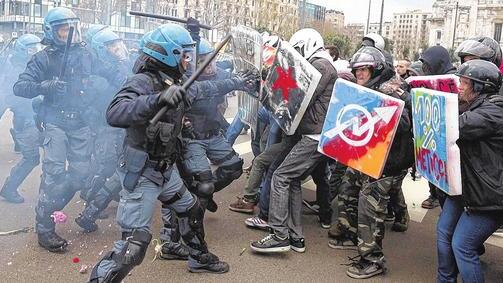 Demonstrationen und Generalstreik legen Italien lahm       -  (dpa)   Mit einem Generalstreik haben Zehntausende Menschen in Italien ihrer Wut über die Reformen der Regierung Luft gemacht und das öffentliche Leben teilweise lahmgelegt. Betroffen von dem Arbeitskampf waren sowohl der Nahverkehr, Bahn- und Flugverbindungen als auch Schulen und Krankenhäuser. In mehr als 50 Städten demonstrierten am Freitag nach Angaben der Gewerkschaften mehr als 270 000 Menschen gegen die Arbeitsmarktreformen von Premier Matteo Renzi. In Mailand (Foto) und Turin gerieten Polizei und Demonstranten aneinander. Elf Polizisten wurden laut Nachrichtenagentur Ansa leicht verletzt. Die größten Gewerkschaftsbündnisse CGIL und UIL erklärten, dass 50 Prozent der Bahn- und Flugverbindungen und 70 Prozent der Verbindungen im Nahverkehr betroffen gewesen seien. Die Streikbeteiligung in der Industrie habe bei 70 Prozent gelegen. Auch Flüge von und nach Deutschland fielen aus. Unter dem Motto &bdquo;So geht es nicht&ldquo; protestieren die Gewerkschaften vor allem gegen die Arbeitsmarktreformen von Renzis Mitte-Links-Regierung. Seit Monaten laufen die Arbeitnehmervertreter gegen den sogenannten Jobs Act Sturm, der unter anderem eine Lockerung des Kündigungsschutzes vorsieht.