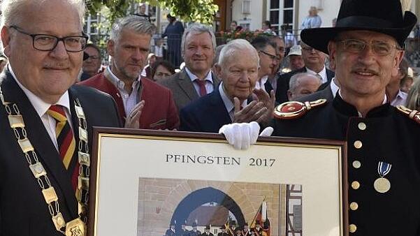 Bürgermeister Claus Bittenbrünn übergab Hauptmann Manfred Barfuß das große Kommandobild für dessen 25-jährige Mitgliedschaft im Kommando der Bürgerwehr.