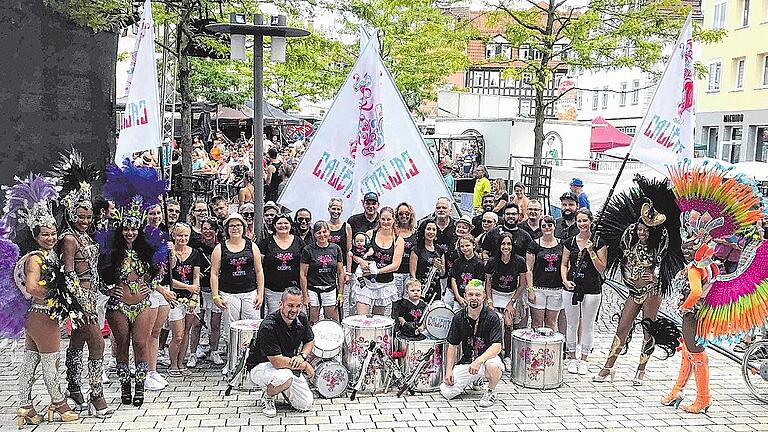 Die Sambagruppe &bdquo;Bateria Caliente&ldquo; aus Hofheim i. Ufr bereichert die Musikmeile im Rahmen des Gerolzhöfer Stadtfestes am Samstag, 18. August. Es wird ein lautes und farbenprächtiges Spektakel werden.