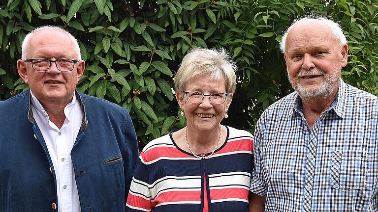 Ingeborg und Helmut Gerber aus Oberhohenried feierten am Donnerstag das Fest der Diamantenen Hochzeit. Dazu gratulierte auch Stadtrat Norbert Geier (links).