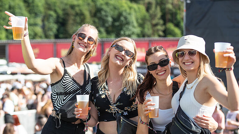 Tausende Feierlustige und Fans von Deutschrap besuchen am Freitag 17.06.22 das Heroes Festival in Geiselwind.