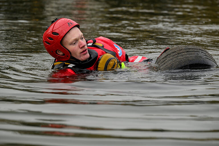 Rettungsschwimmer Lukas Hemm zieht die Fundstücke aus dem Main. Auch Reifen sind darunter, die ursprünglich als Fender an den Bootsstegen im Hafen dienten. Rettungsschwimmer Lukas Hemm zieht die Fundstücke aus dem Main. Auch Reifen sind darunter, die ursprünglich als Fender an den Bootsstegen im Hafen dienten.