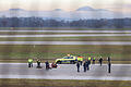 Klimaaktivisten angeklebt auf Rollfeld am Münchner       -  08.12.2022, Bayern, München: Vier Klimaaktivisten sitzen mit angeklebten Händen auf dem Zubringer einer Start-und Landebahn am Airport Franz-Josef-Strauß. Foto: Karl-Josef Hildenbrand/dpa +++ dpa-Bildfunk +++