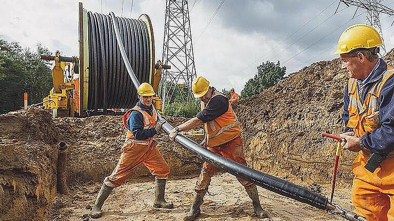 Kabel der Südlink-Stromtrasse werden ab April 2025 auf der Ostseite der Autobahn in Höhe Oerlenbach verlegt. Etwa so wie auf diesem Bild wird es während der Bauarbeiten aussehen.       -  Kabel der Südlink-Stromtrasse werden ab April 2025 auf der Ostseite der Autobahn in Höhe Oerlenbach verlegt. Etwa so wie auf diesem Bild wird es während der Bauarbeiten aussehen.