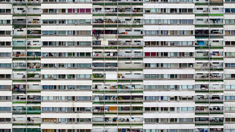 Frontalblick auf das Hochhaus       -  Balkone und Fenster eines Hochhauses an der Duisburger Ottostraße. (Archivbild)