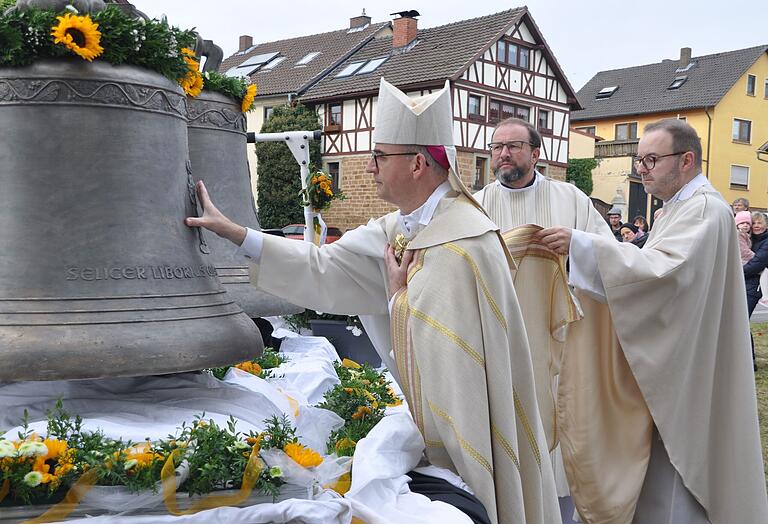 Mit heiligen Chrisam salbte Bischof Franz Jung die Glocken. Mit im Bild Pfarrer Andreas Heck (Mitte) und Pfarrer Kai Söder