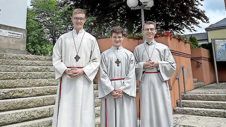 Die scheidenden Oberministranten Janik Veit (rechts) und Patrick Lieb (links) zusammen mit dem neuen Oberministranten Leander Lang (Mitte).       -  Die scheidenden Oberministranten Janik Veit (rechts) und Patrick Lieb (links) zusammen mit dem neuen Oberministranten Leander Lang (Mitte).