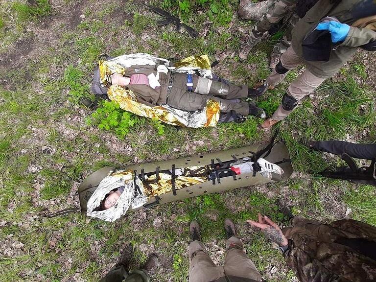 Vorbereitung auf der Schlimmste: Training zur Evakuierung Verwundeter in der Ukraine. Vorbereitung auf der Schlimmste: Training zur Evakuierung Verwundeter in der Ukraine.