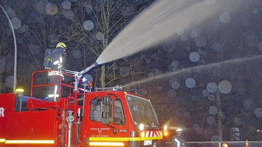 Ammoniakunfall an der Eishalle in Bad Kissingen - (far) Mit Wasser niedergeschlagen haben Einsatzkräfte der Feuerwehr am Samstagabend Ammoniak, das in der Eissporthalle ausgetreten war und sich in einer Wolke von der Eissporthalle Richtung Norden auf die Kissinger Innenstadt zu bewegte. Ammoniakunfall an der Eishalle in Bad Kissingen - (far) Mit Wasser niedergeschlagen haben Einsatzkräfte der Feuerwehr am Samstagabend Ammoniak, das in der Eissporthalle ausgetreten war und sich in einer Wolke von der Eissporthalle Richtung Norden auf die Kissinger Innenstadt zu bewegte.
