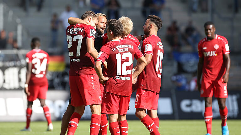 Die pure Erleichterung: Kickers-Trainer Michael Schiele freut sich nach Schluspfiff im Kreise seiner Spieler.