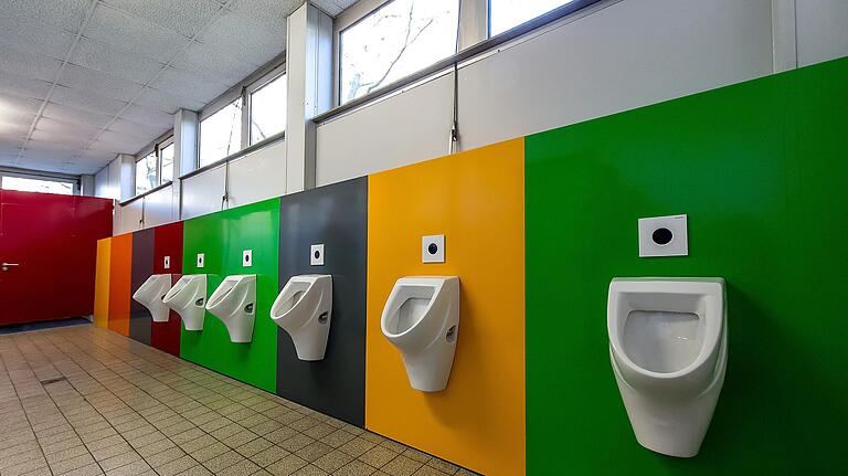 Nach massiver Kritik am teils aus den Toiletten stinkenden 'Ofra'-Bau wurde dieser 2014 teilsaniert - und mit Farbe aufgehübscht. Einige Schüler adelten ihn zur 'Villa Kunterbunt'. Nach massiver Kritik am teils aus den Toiletten stinkenden 'Ofra'-Bau wurde dieser 2014 teilsaniert - und mit Farbe aufgehübscht. Einige Schüler adelten ihn zur 'Villa Kunterbunt'.