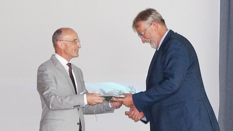 Ein Geschenk zum Abschied: Klinikchef Stephan Kolck (rechts) kann nach 28 Jahren an der Spitze der Haßberg-Kliniken nun seinen Ruhestand genießen.