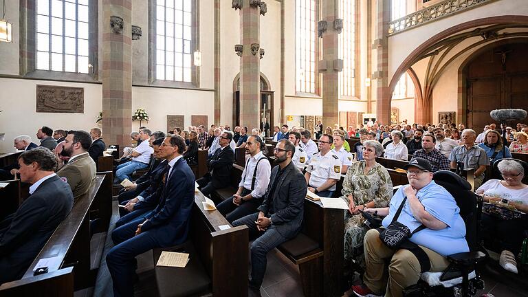 Zahlreiche Menschen gedachten am Samstagnachmittag bei einem Gottesdienst in der Marienkapelle in Würzburg der Opfer des Messerangriffs vom 25. Juni 2021.