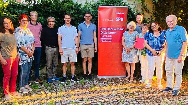 Die Jubilarin mit roter Urkunde und ihren alten Weggefährten: von rechts Rainer Patzke, Angelika Markert, Karla Wiedorfer und Anne Lindner, dahinter 1. Vorsitzender Holger Schmitt. Von links Lydia Bünner, Petra Bohn, 2. Vorsitzender Linus Klein, Matthias Bünner, Dr. Matthias Uhrmann und Johannes Kuhn.