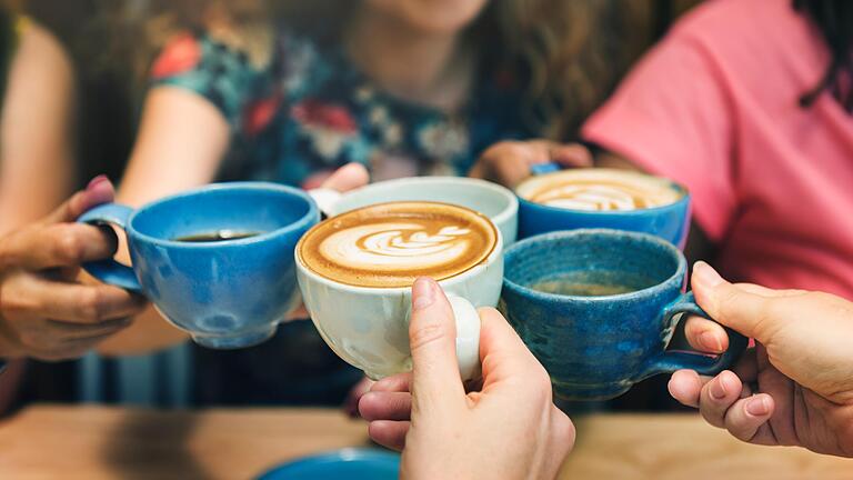 Ein Café ist wieder eröffnet worden und als Anlaufpunkt für Liebhaberinnen und Liebhaber von Kaffee beschrieben. Der Kaffee von Bäckern ist dagegen als mittelmäßig bewertet. Widerspricht das dem Pressekodex?&nbsp;&nbsp;