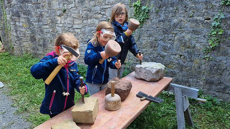 Kleine 'Steinmetze' im Rimparer Schlosshof.