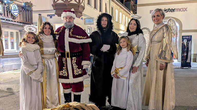 Der Nikolaus (Harald Breitenfeldt), Knecht Ruprecht (Joe-Louis Tuschinski) und das Christkind (Carolin Rottenberger, Zweite von links) mit ihren Engeln - Der Nikolaus (Harald Breitenfeldt), Knecht Ruprecht (Joe-Louis Tuschinski) und das Christkind (Carolin Rottenberger, Zweite von links) mit ihren Engeln Der Nikolaus (Harald Breitenfeldt), Knecht Ruprecht (Joe-Louis Tuschinski) und das Christkind (Carolin Rottenberger, Zweite von links) mit ihren Engeln - Der Nikolaus (Harald Breitenfeldt), Knecht Ruprecht (Joe-Louis Tuschinski) und das Christkind (Carolin Rottenberger, Zweite von links) mit ihren Engeln