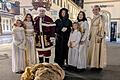 Der Nikolaus (Harald Breitenfeldt), Knecht Ruprecht (Joe-Louis Tuschinski) und das Christkind (Carolin Rottenberger, Zweite von links) mit ihren Engeln       -  Der Nikolaus (Harald Breitenfeldt), Knecht Ruprecht (Joe-Louis Tuschinski) und das Christkind (Carolin Rottenberger, Zweite von links) mit ihren Engeln