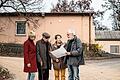 Roland Flade (rechts) erklärt Antoine Gorceix und seiner Gattin Marie-Josephe das Areal unterhalb der ehemaligen NS-Flugschule am Hubland, wo sich einst das Gefangenenlager für die französischen Soldaten befand, links LGS-Geschäftsführerin Claudia Knoll.