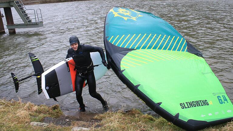 Der Bereich des Mains oberhalb der Schleuse Steinbach hat sich zu einem Eldorado für hartgesottene Surfer aus der Region entwickelt. Einer von ihnen ist der Lohrer Michael Weidner. Er steigt selbst im Winter regelmäßig mit Brett und neuartigem Windflügel ins Wasser.&nbsp;