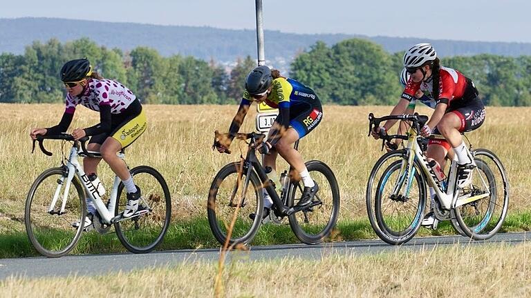 Linda Riedmann (links) startet bei der Main-Spessart-Rundfahrt. Am letzten Wochenende hat sie die U19-Nationencup-Rundfahrt in Südfrankreich gewonnen (Archivfoto).