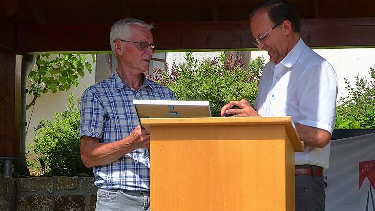 Bürgermeister Ludwig Nätscher (rechts) verlieh Thomas Seufert (links) für dessen Engagement rund um die Dorferneuerung Hain die Bürgernadel in Silber.