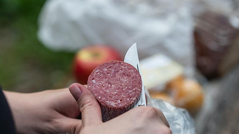 Brotzeit muss sein (Symbolbild). Was die Rechnungsprüfer allerdings stört, ist, wenn für die Pause erst eine halbe Stunde von der Einsatzstelle zurück in den Bauhof gefahren wird.