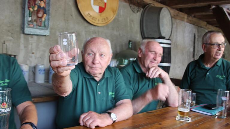 Noch ein Schorle, Herr Wirt! Jedem Stammtischler bleibt es selbst überlassen, welches Getränk ins Glas kommt.