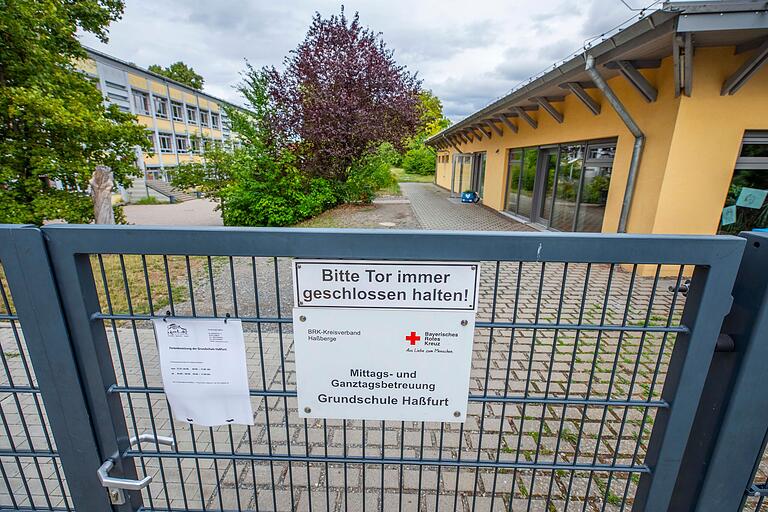 Die Grundschule am Dürerweg. Das Schild mit Hinweis auf die Mittags- und Ganztagsbetreuung des BRK muss nicht ausgetauscht werden.&nbsp;