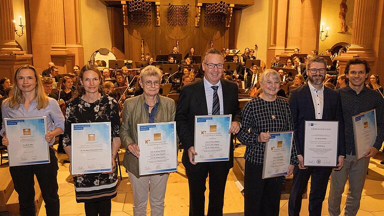 Wurde für ihre wissenschaftlichen Leistungen und Forschungsprojekte ausgezeichnet (von links): Dr. Merle Röhr, Dr. Eva-Maria Schwienhorst-Stich, Prof. Dr. Ulrike Holzgrabe, Prof. Dr. Richard Pibernik, Prof. Dr. Andrea Szczesny, Dr. Stefan Geißler und Ivan Turkalj. Wurde für ihre wissenschaftlichen Leistungen und Forschungsprojekte ausgezeichnet (von links): Dr. Merle Röhr, Dr. Eva-Maria Schwienhorst-Stich, Prof. Dr. Ulrike Holzgrabe, Prof. Dr. Richard Pibernik, Prof. Dr. Andrea Szczesny, Dr. Stefan Geißler und Ivan Turkalj.