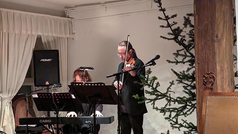 Barbara Moritz am E-Piano  und Matthias Klink mit seiner Violine.       -  Barbara Moritz am E-Piano  und Matthias Klink mit seiner Violine.