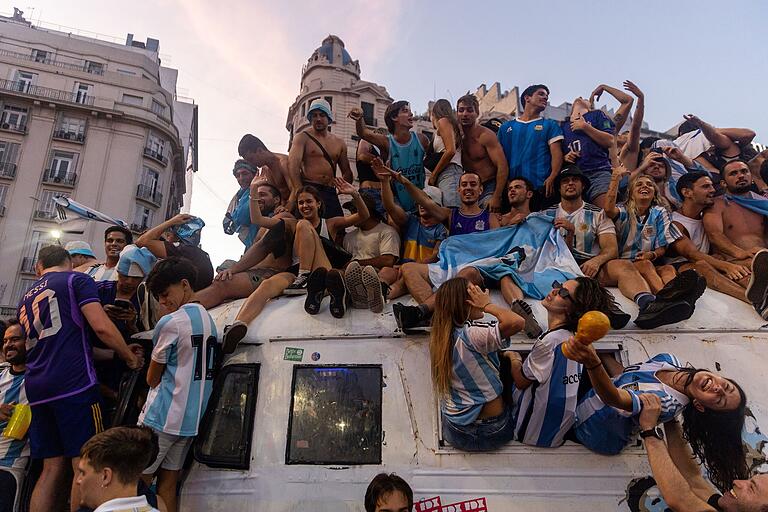 Jetzt in Kitzingen zu sehen: Jubelnde Argentinier feiern ausgelassen die Rückkehr an die Spitze des Weltfußballs. Fotograf Tomas Francisco Cuesta fängt in seiner Bilder-Serie die Feierszenen in Buenos Aires ein, nachdem die argentinische Fußballnationalmannschaft die Weltmeisterschaft 2022 in Katar gewonnen hat.