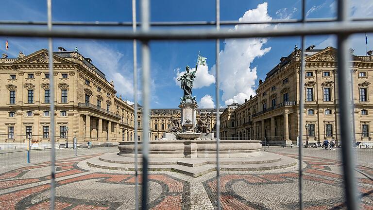 Die Reparaturarbeiten am Frankoniabrunnen auf dem Residenzplatz in Würzburg sollen Ende nächster Woche abgeschlossen sein.