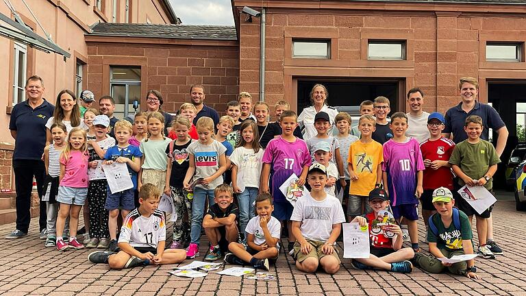 Kinderfeuerwehr Birkenfeld und Billingshausen mit Barbara Streng.