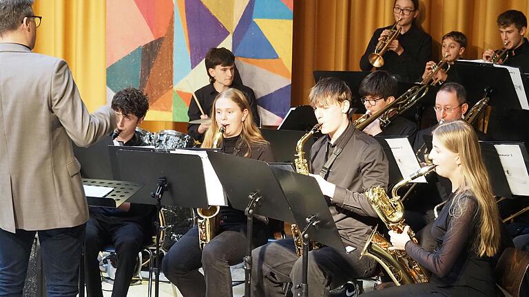 Zum Einstand gab es flotte Töne der Big Band. Zum Einstand gab es flotte Töne der Big Band.