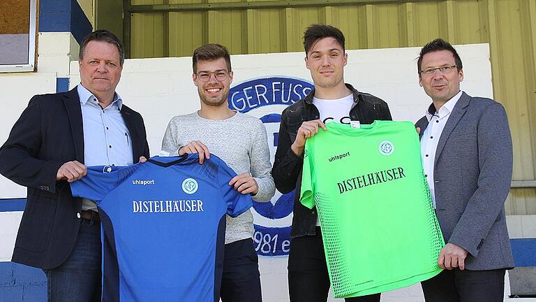 Vorstellung der Neuzugänge: (von links) Sportvorstand Jürgen Roos mit Mittelfeldspieler Erik Schnell-Kretschmer und Keeper Christian Dietz. Weiter im Bild WFV-Vorstandsvorsitzender Roland Metz.