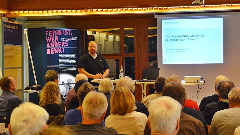 In der Markthalle in Mellrichstadt gab es von Sascha Münzel aus Suhl Informationen über Stasi Unterlagen aus dem Landkreis Rhön-Grabfeld