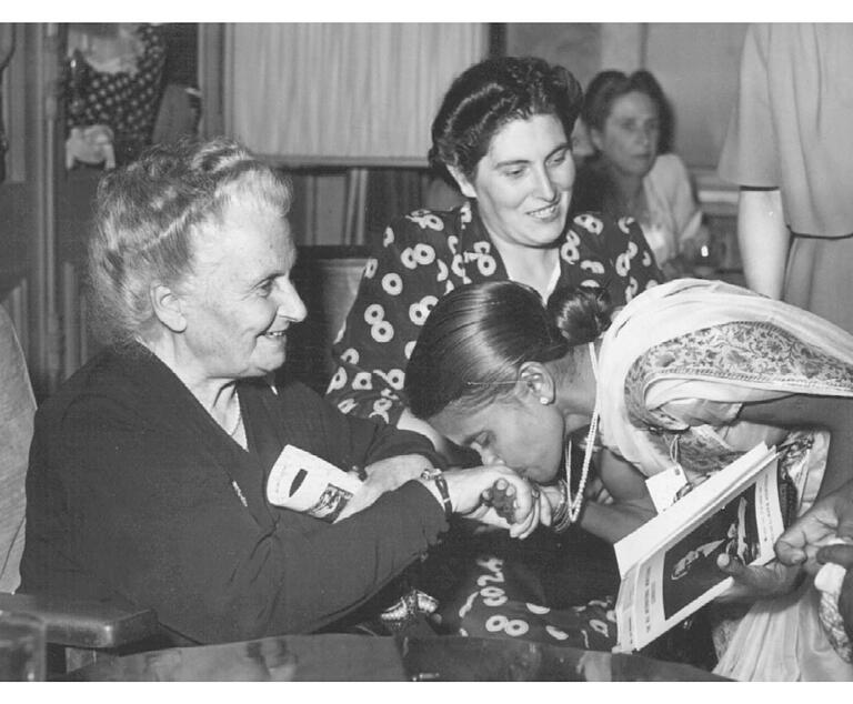 Die Pädagogin Maria Montessori (links) wird von indischen Delegierten im Jahr 1949 auf dem 8. Internationalen Montessori-Kongress begrüßt. Die italienische Ärztin wurde durch ihr vorschulisches Erziehungssystem bekannt. Ihr Ziel war es, die in den Kindern schlummernden Fähigkeiten zu wecken. Die Pädagogin Maria Montessori (links) wird von indischen Delegierten im Jahr 1949 auf dem 8. Internationalen Montessori-Kongress begrüßt. Die italienische Ärztin wurde durch ihr vorschulisches Erziehungssystem bekannt. Ihr Ziel war es, die in den Kindern schlummernden Fähigkeiten zu wecken. 