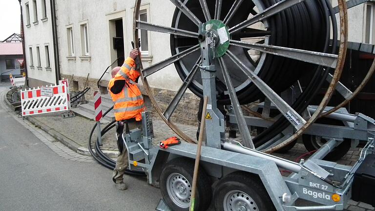 Der Ausbau zur Breitbandversorgung mit Glasfaserkabel (FttH) wurde 2019 mit der Verlegung der ersten Hauptleitungen in den Riedbacher  Ortsteilen vorangetrieben. Neben der hohen staatlichen Förderung von 90 Prozent betrug der Gemeindeanteil rund 380 000 Euro. Unser Archivbild zeigt die Leerrohrverlegung in der Reichmannshäuser Straße im Riedbacher Ortsteil Humprechtshausen.