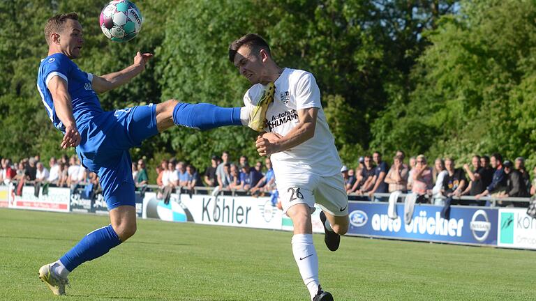 Rustikales Einsteigen: Marc Hänschke (links) vom FV 04 Würzburger bremst Paul Karle vom TSV Karlburg auf recht unsanfte Weise.