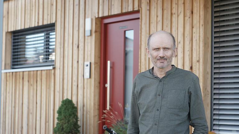 Michael Albert vor einem  holzvertäfelten sogenannten Tiny-Haus. Der Burkardrother Unternehmer möchte Fertighäuser so energieeffizient wie möglich anbieten.       -  Michael Albert vor einem  holzvertäfelten sogenannten Tiny-Haus. Der Burkardrother Unternehmer möchte Fertighäuser so energieeffizient wie möglich anbieten.