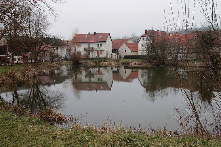 Ein Blick auf den Dorfsee, der bei Hochwasser oder Biberarbeiten leicht zu einem Problem werden könnte.