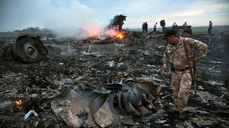 Jahrestag Abschuss MH17 - Menschen begutachten am 17. Juli 2014 die Absturzstelle. (Archivbild) Jahrestag Abschuss MH17 - Menschen begutachten am 17. Juli 2014 die Absturzstelle. (Archivbild)
