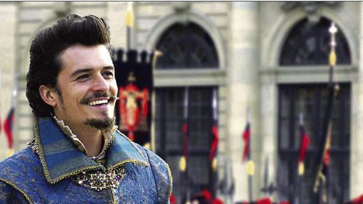 Strahlemann: Orlando Bloom als Lord Buckingham am Rande der Dreharbeiten vor der Residenz.