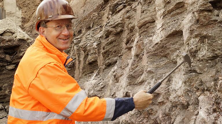 Geologe Joachim Lorenz am Hirschbergtunnel zwischen Hain und Heigenbrücken. Geologe Joachim Lorenz am Hirschbergtunnel zwischen Hain und Heigenbrücken.