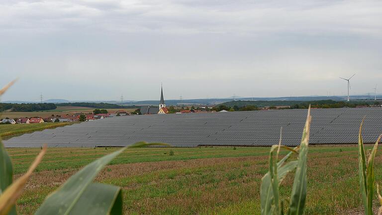 Auf einer umzäunten Fläche von fünf Hektar wurde der Solarpark Dipbach in Betrieb genommen. Auf einer umzäunten Fläche von fünf Hektar wurde der Solarpark Dipbach in Betrieb genommen.