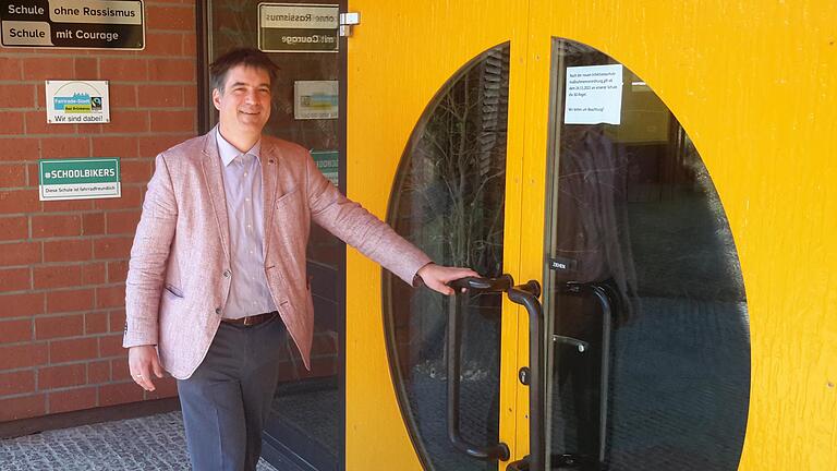 Die neue Wirkungsstätte von Studiendirektor Martin Steinel ist das Franz-Miltenberger-Gymnasium in Bad Brückenau. Der 45-Jährige hat kürzlich als Nachfolger von Dirk Hönerlage den Posten als ständiger Stellvertreter des Schulleiters angetreten.       -  Die neue Wirkungsstätte von Studiendirektor Martin Steinel ist das Franz-Miltenberger-Gymnasium in Bad Brückenau. Der 45-Jährige hat kürzlich als Nachfolger von Dirk Hönerlage den Posten als ständiger Stellvertreter des Schulleiters angetreten.