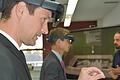 'Augmented Reality beamt nicht in eine virtuelle Welt', sondern macht den Einstieg in eine erweiterte Realität möglich', so Projektmitarbeiter Lukas Walter (rechts), der hier Landrat Florian Töpper (vorne) und OB Sebastian Remelé auf diesem Weg anleitet. Ziel der Übung war, einzelne Schritte bei der Reparatur eines Automotors zu erlernen.
